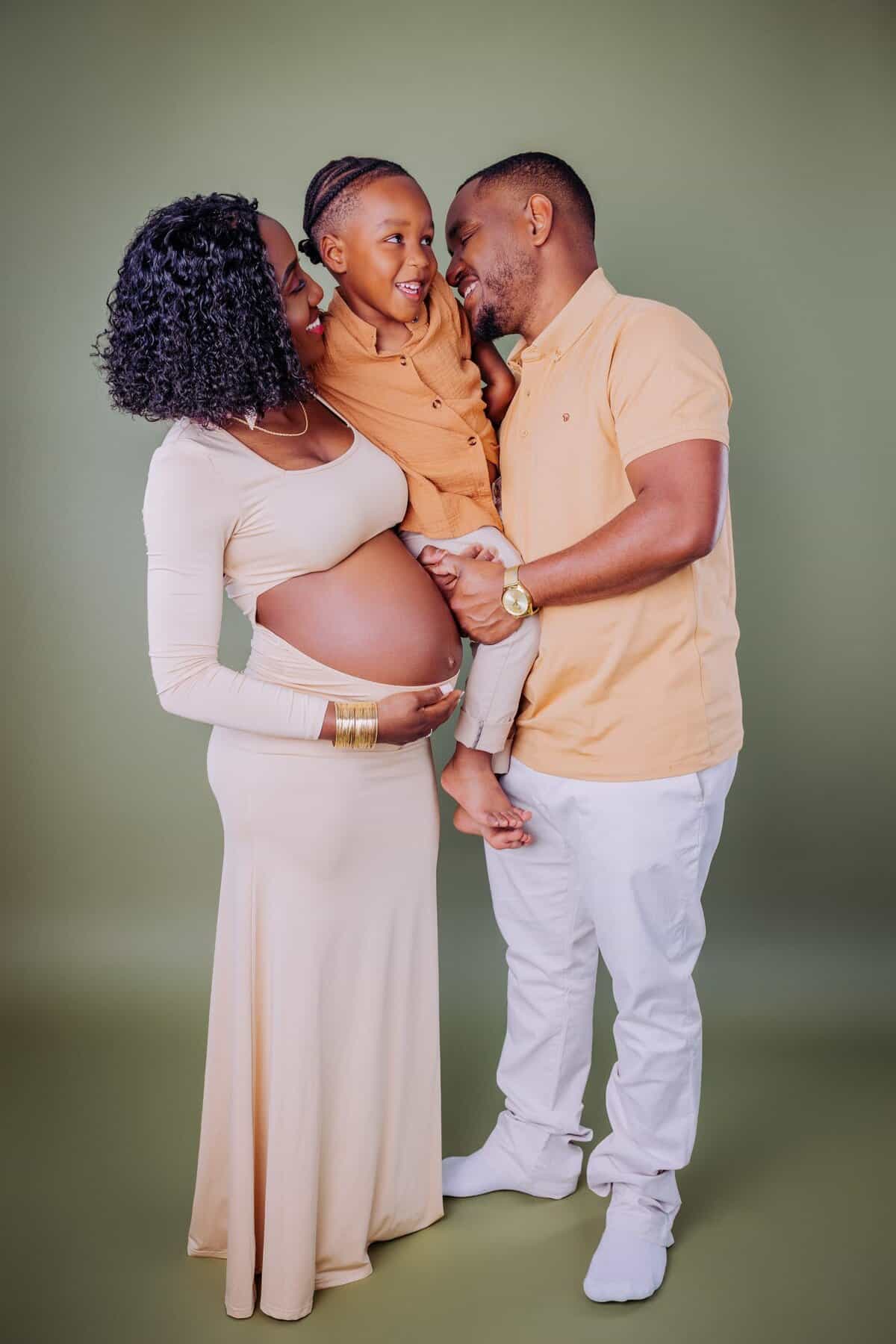 séance famille a toulouse en studio avec fond vert